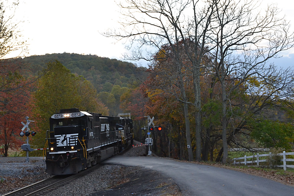 NS Train 203 led by D9-40C #8872 on 11/1/2016