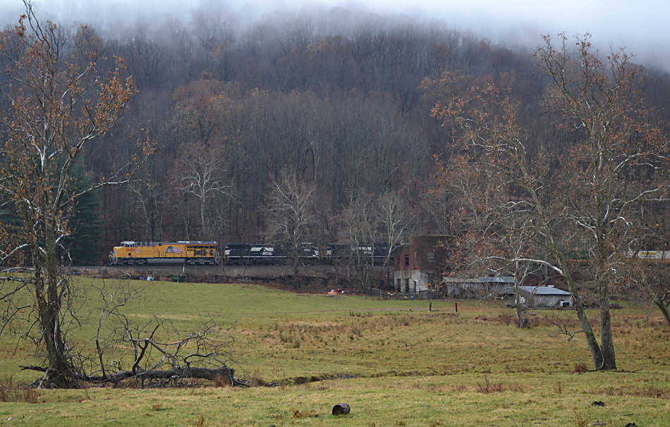 NS Train 211 is led by UP #2689 near Linden, Virginia on 11/29/2016.