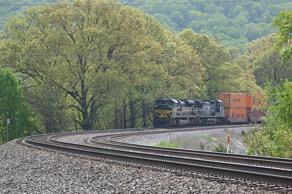 NS 1068 (Erie Heritage Unit) leads NS 227 near Front Royal, Va on 4/27/2017.