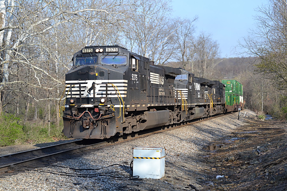 NS D9-44CW #9375 leads NS train 214 west through Linden, VA on 4/18/2018.