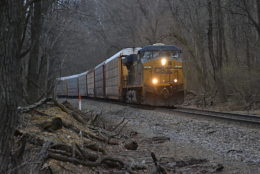 CSX ES44DC #5273 leads NS train 290 west up Linden Hill on 4/9/2018.