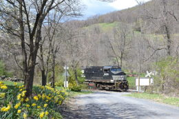 NS D9-44CW #9655 leads train 35Q east through Linden, VA on 4/19/2018.