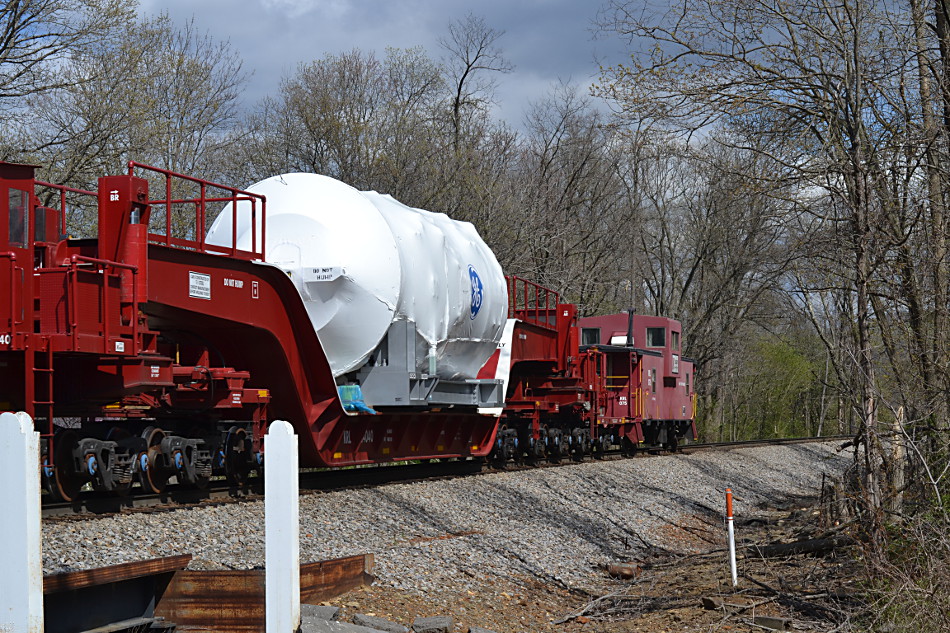 A General Electric high & wide load and a Kasgro caboose on NS train 052 (4/29/2018).