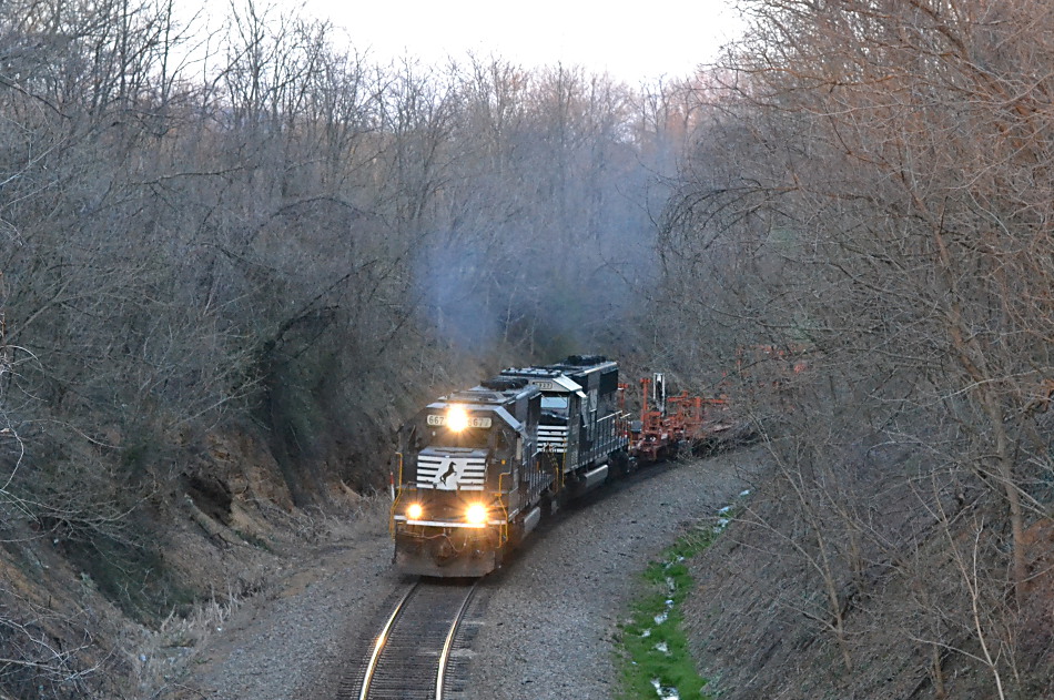 NS train 916 is led by NS SD60 #6677 west through Linden, VA on 4/10/2018.